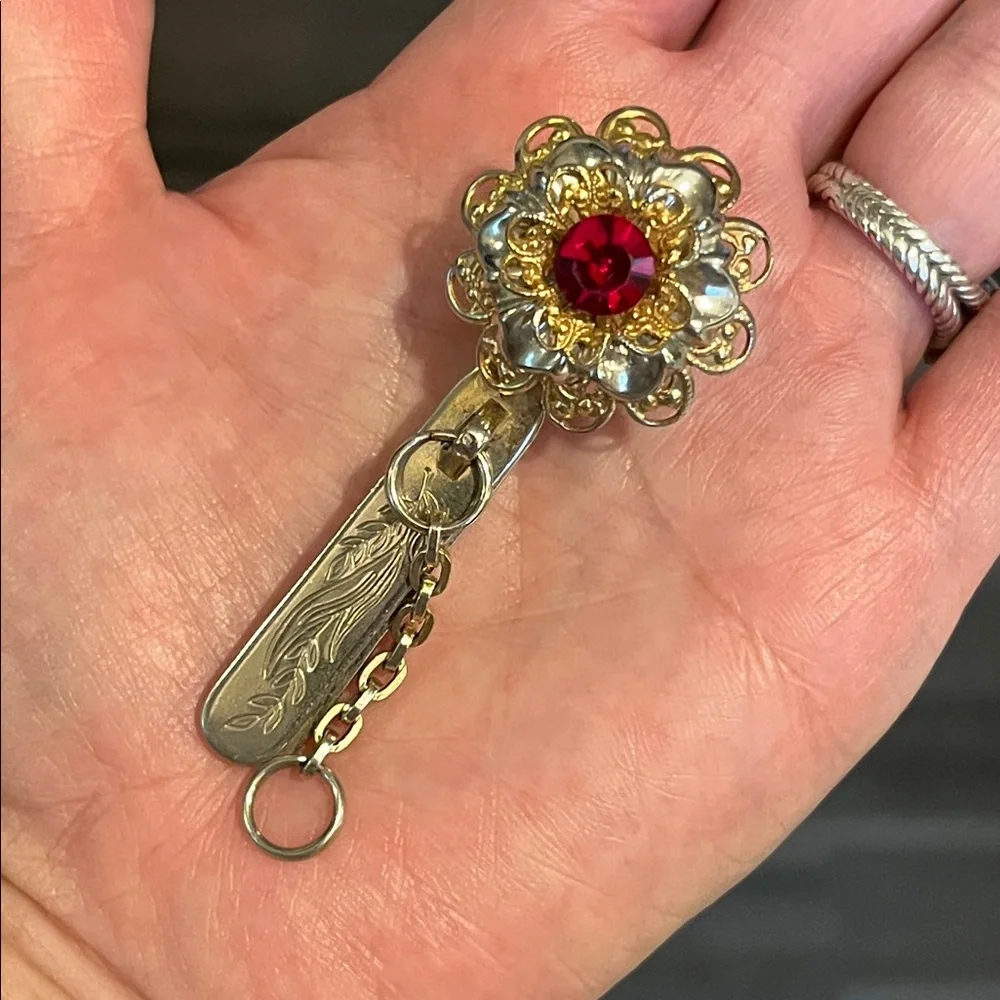 Vtg 50s Gold filigree & Red Gem Clip-On Key Holder - Picture 10 of 12